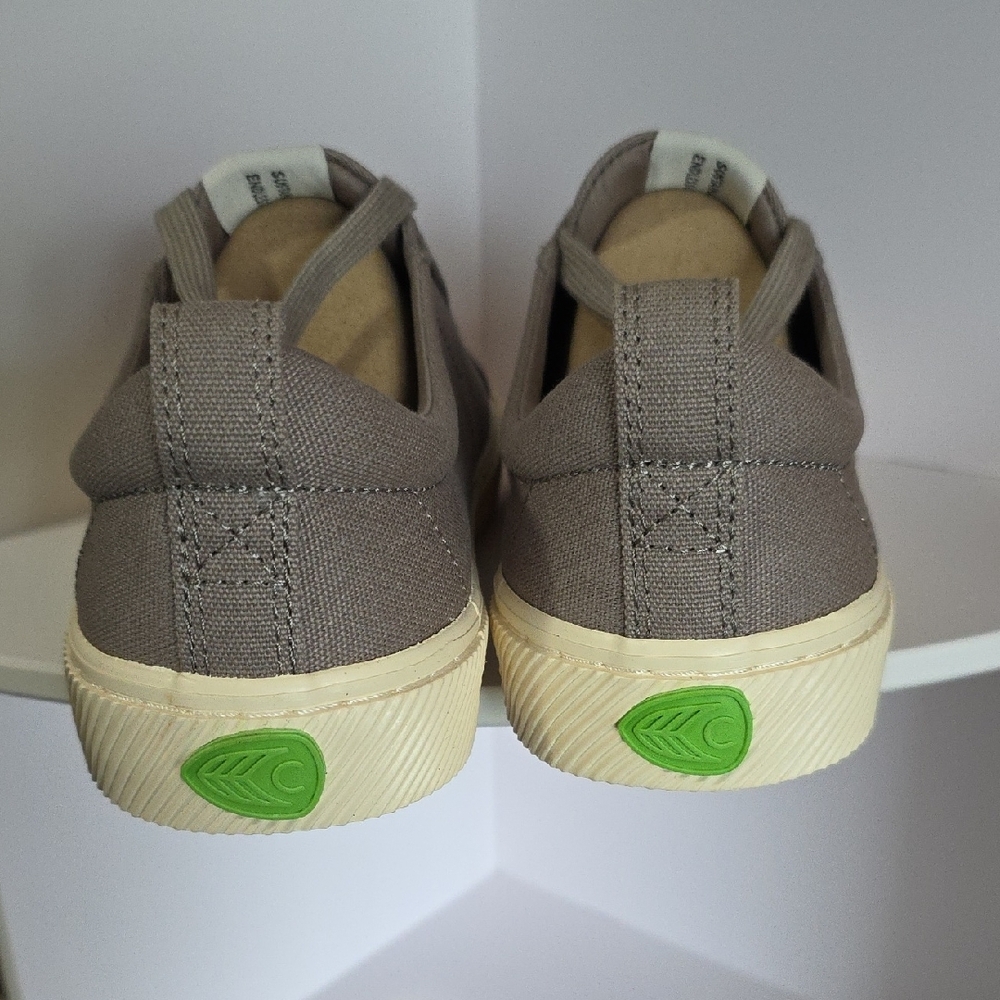 Cariuma Gray Sneakers Minimalist Design - Picture 3 of 5
